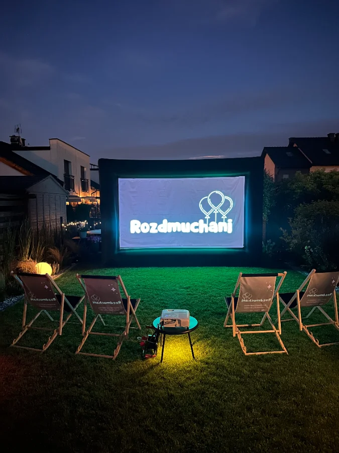 Kino pod chmurką - ekran plenerowy