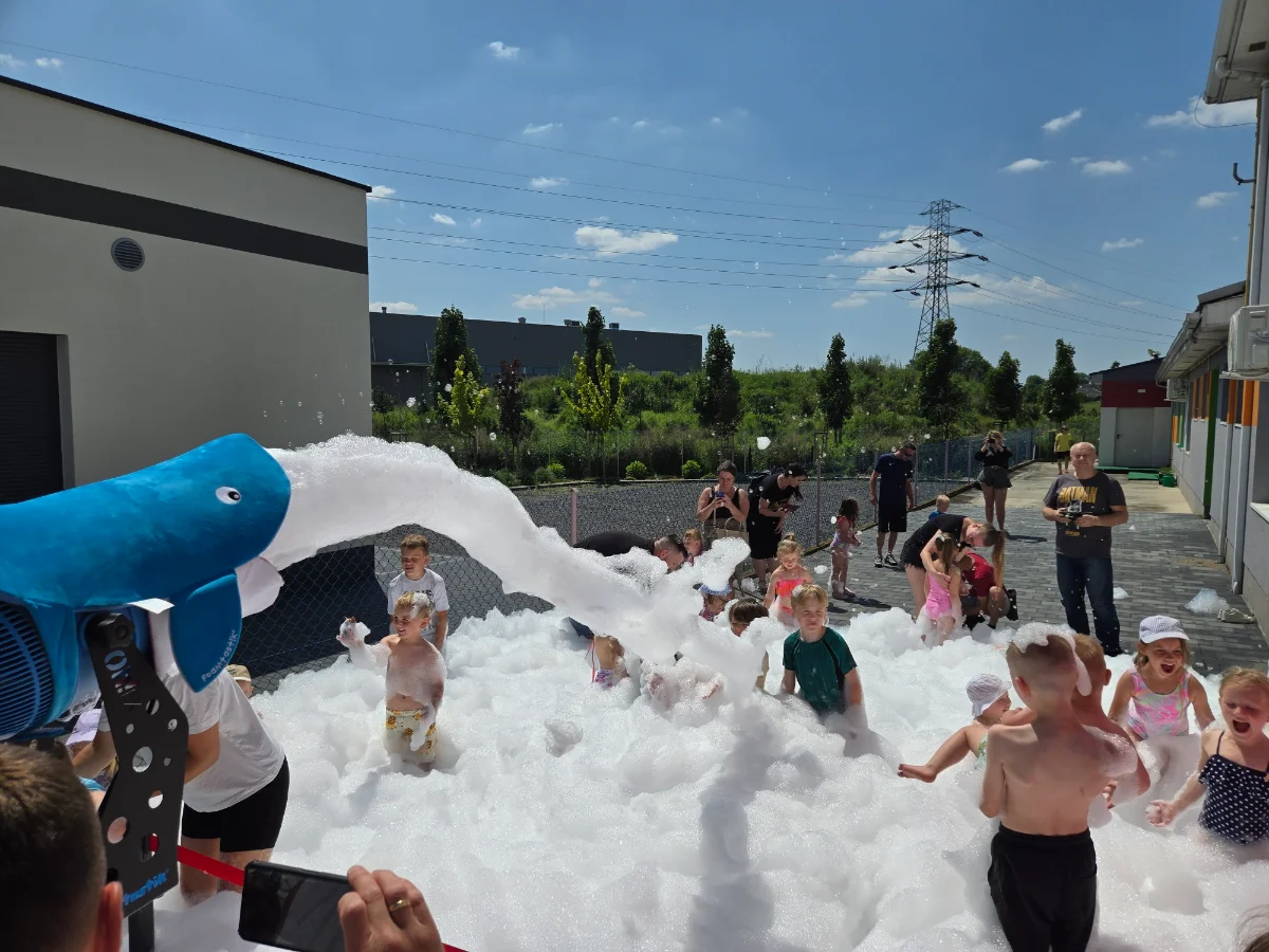 Dzieci bawiące się w pianie podczas Piana Party